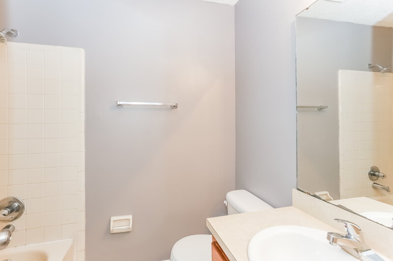 1,370/Mo, 5049 Yearling Ln Jacksonville, FL 32210 Main Bathroom View