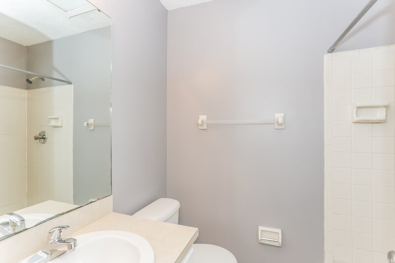 1,370/Mo, 5049 Yearling Ln Jacksonville, FL 32210 Bathroom View