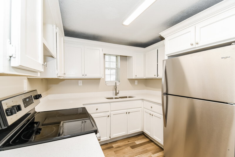 1,415/Mo, 505 E 44th St Jacksonville, FL 32208 Kitchen View