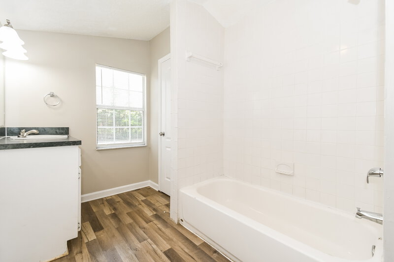 1,415/Mo, 505 E 44th St Jacksonville, FL 32208 Main Bathroom View