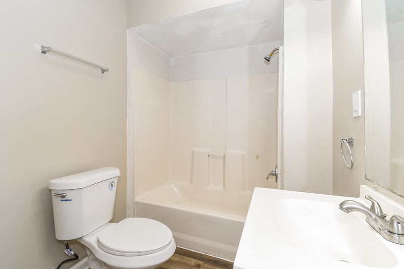 1,415/Mo, 505 E 44th St Jacksonville, FL 32208 Bathroom View