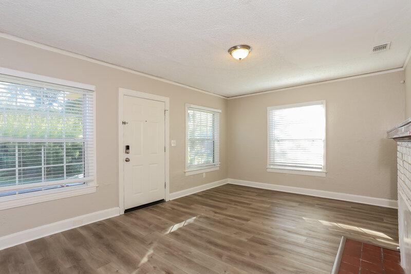 1,165/Mo, 511 W 46th St Jacksonville, FL 32208 Living Room View 3
