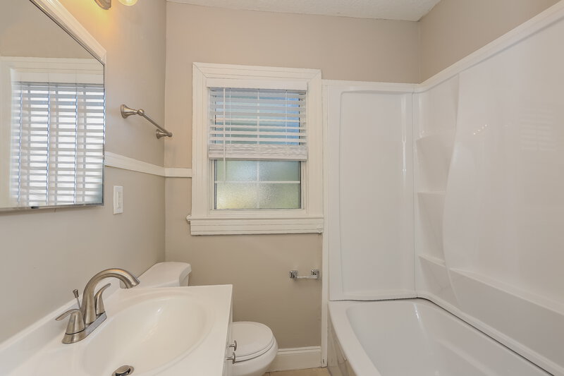 1,165/Mo, 511 W 46th St Jacksonville, FL 32208 Main Bathroom View
