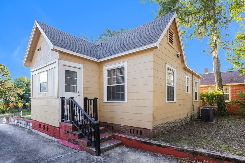 1,165/Mo, 511 W 46th St Jacksonville, FL 32208 Rear View 2