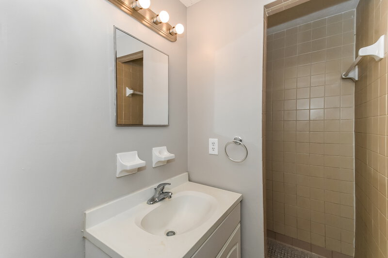 1,585/Mo, 5134 Acoma Ave Jacksonville, FL 32210 Main Bathroom View