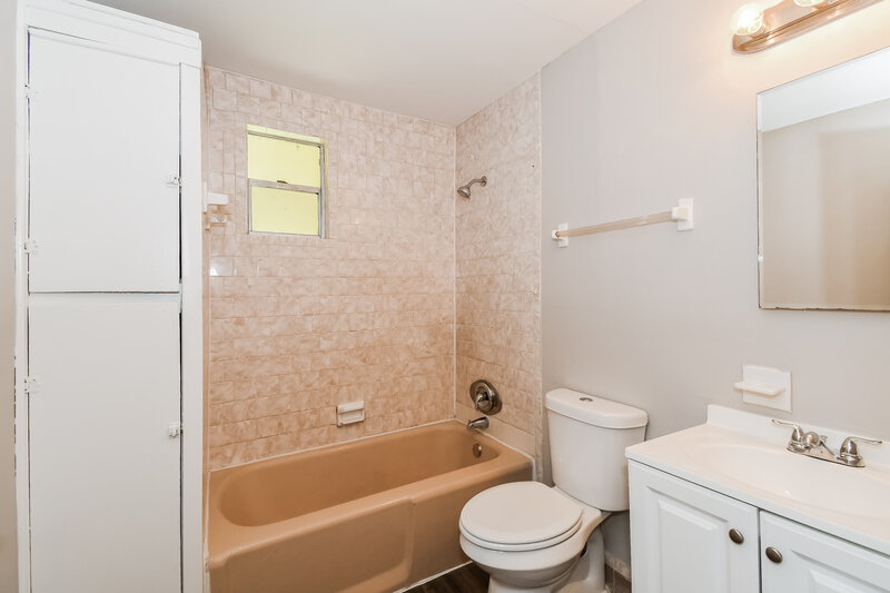 2,150/Mo, 5204 Mays Dr Jacksonville, FL 32209 Bathroom View 2