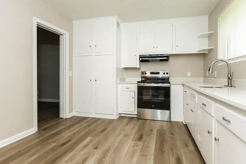 0/Mo, 5220 Seaspray Ave Jacksonville, FL 32244 Kitchen View 2