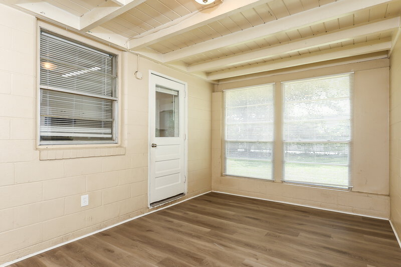 0/Mo, 5220 Seaspray Ave Jacksonville, FL 32244 Sun Room View 2