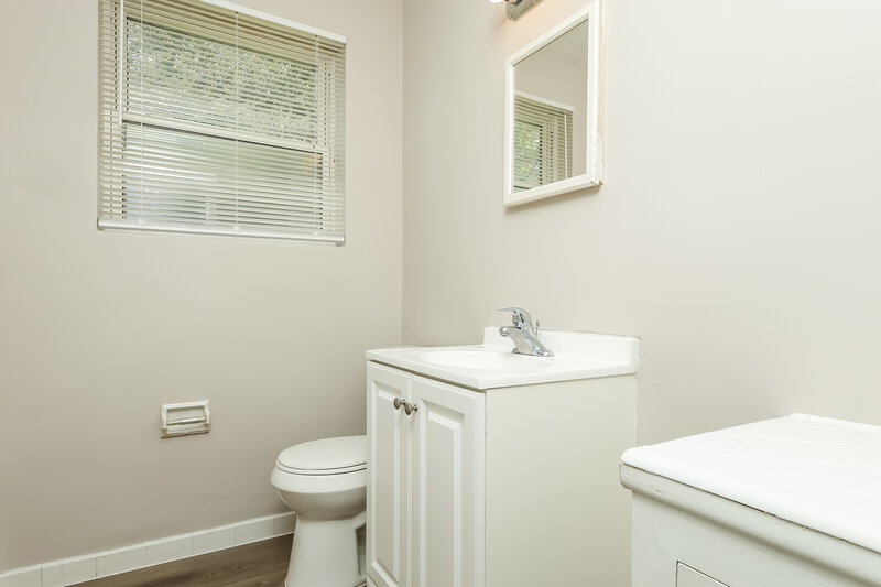 0/Mo, 5220 Seaspray Ave Jacksonville, FL 32244 Bathroom View