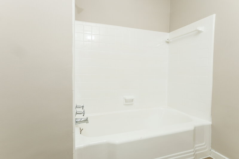 0/Mo, 5220 Seaspray Ave Jacksonville, FL 32244 Bathroom View 2