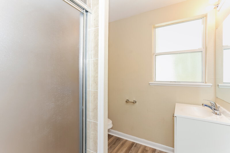 1,265/Mo, 5339 Newcombe Rd Jacksonville, FL 32209 Main Bathroom View
