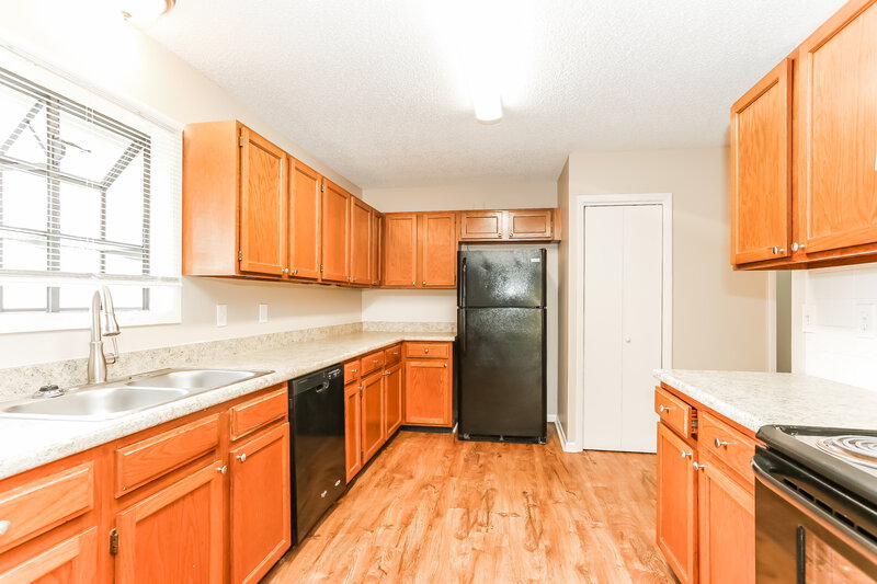 3,150/Mo, 5381 Fremont St Jacksonville, FL 32210 Kitchen View 2