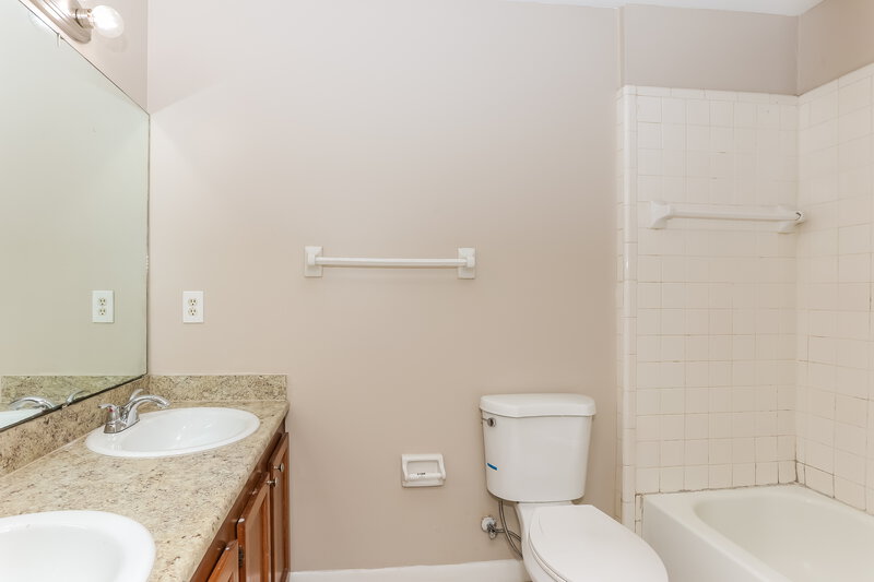 3,150/Mo, 5381 Fremont St Jacksonville, FL 32210 Main Bathroom View