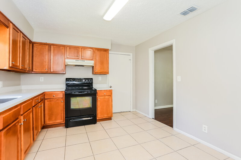 1,725/Mo, 5433 Matanzas Cir Jacksonville, FL 32211 Kitchen View 2