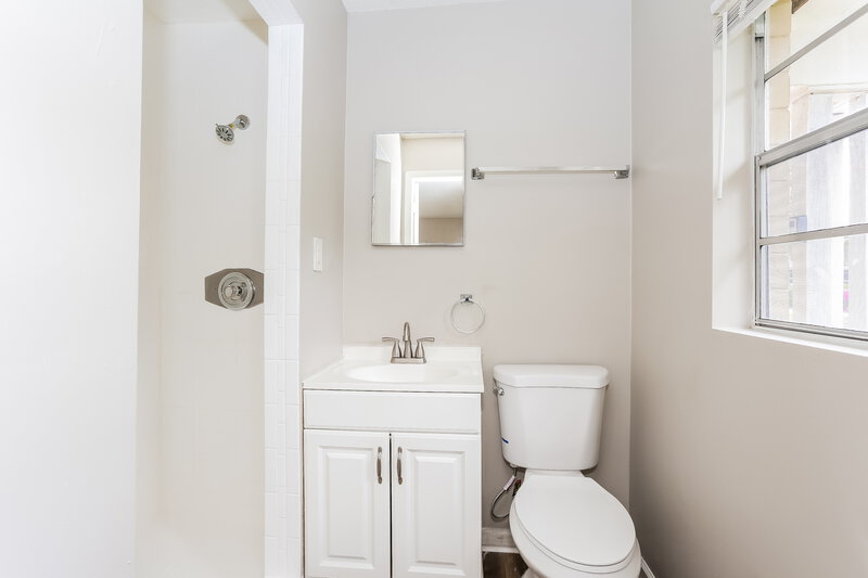 1,725/Mo, 5433 Matanzas Cir Jacksonville, FL 32211 Main Bathroom View