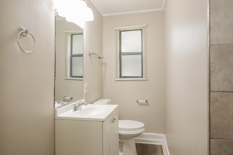 1,385/Mo, 5441 Cardan Rd Jacksonville, FL 32244 Bathroom View