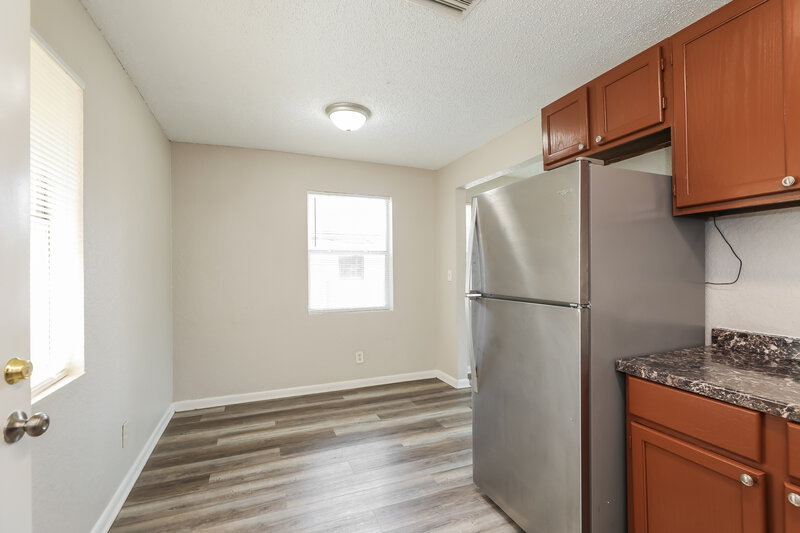 1,220/Mo, 5528 Vernon Rd Jacksonville, FL 32209 Kitchen View 3