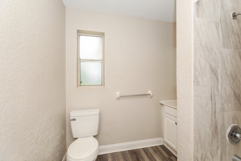 1,220/Mo, 5528 Vernon Rd Jacksonville, FL 32209 Main Bathroom View