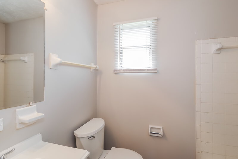 1,980/Mo, 5658 Minocqua St Jacksonville, FL 32210 Bathroom View