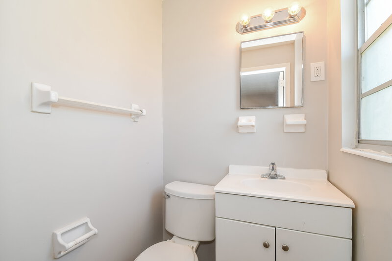 1,540/Mo, 5664 Minocqua St Jacksonville, FL 32210 Main Bathroom View