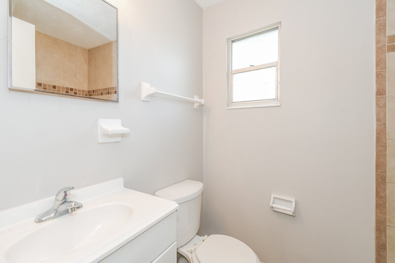 1,540/Mo, 5664 Minocqua St Jacksonville, FL 32210 Bathroom View