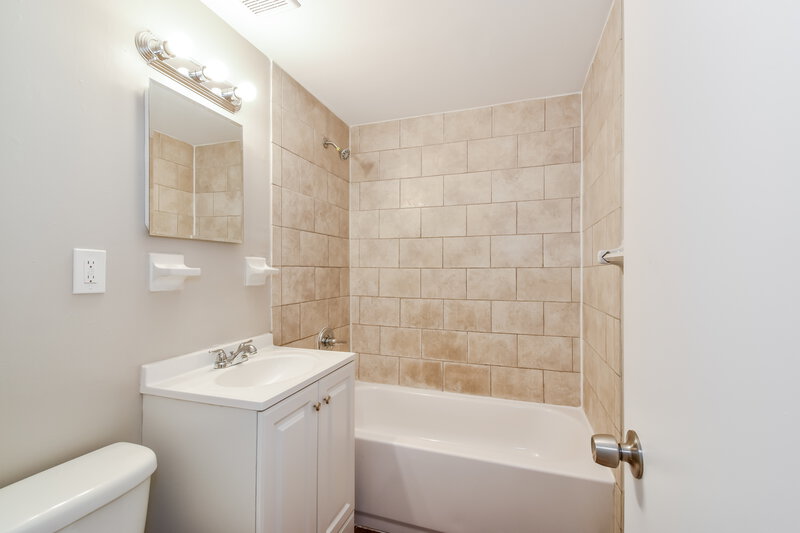 1,940/Mo, 5816 Sonora Dr W Jacksonville, FL 32244 Bathroom View