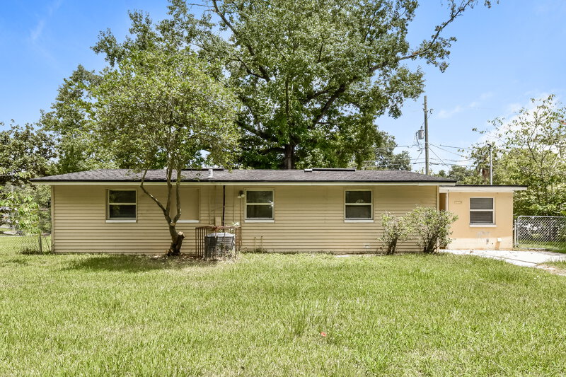 1,940/Mo, 5816 Sonora Dr W Jacksonville, FL 32244 Rear View