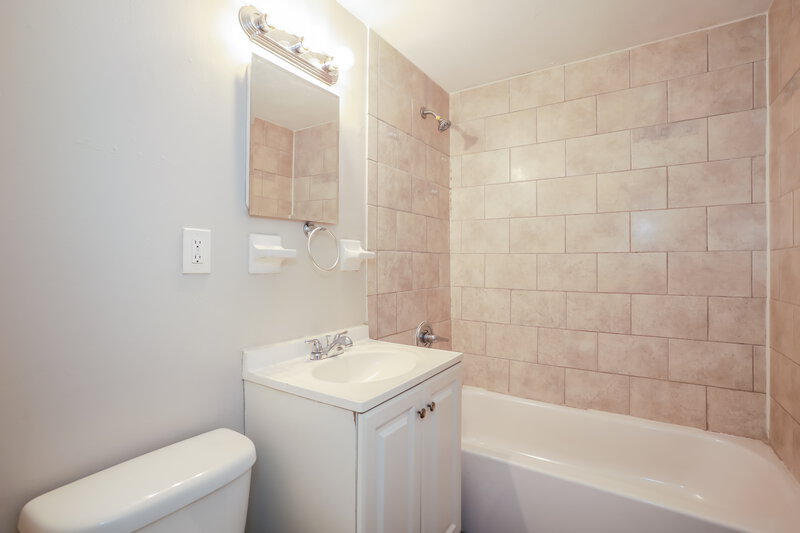 1,450/Mo, 5816 Sonora Dr W Jacksonville, FL 32244 Bathroom View