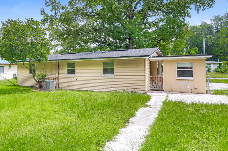 1,450/Mo, 5816 Sonora Dr W Jacksonville, FL 32244 Rear View