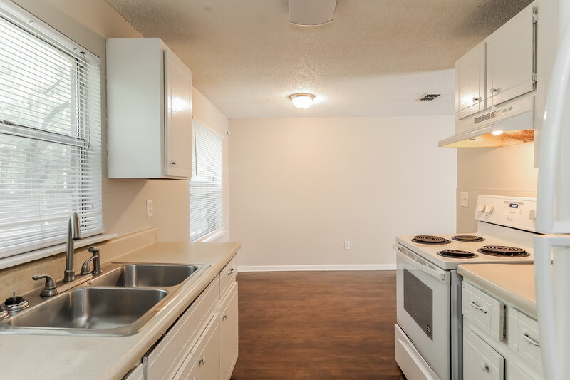 1,315/Mo, 5934 Camaro Dr W Jacksonville, FL 32244 Kitchen View