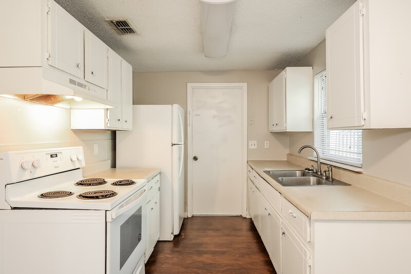 1,315/Mo, 5934 Camaro Dr W Jacksonville, FL 32244 Kitchen View 2