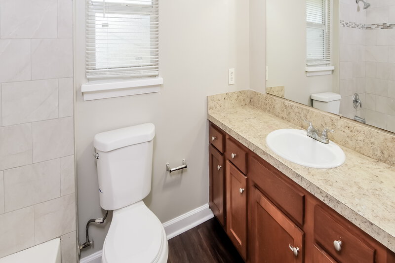 1,670/Mo, 6020 Woodside Dr Jacksonville, FL 32210 Main Bathroom View