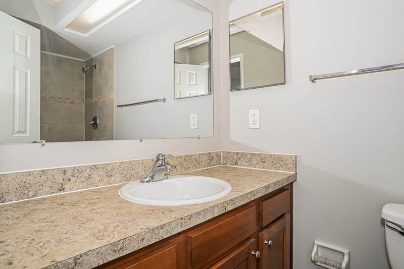 1,695/Mo, 6221 Alfredo Dr W Jacksonville, FL 32244 Main Bathroom View