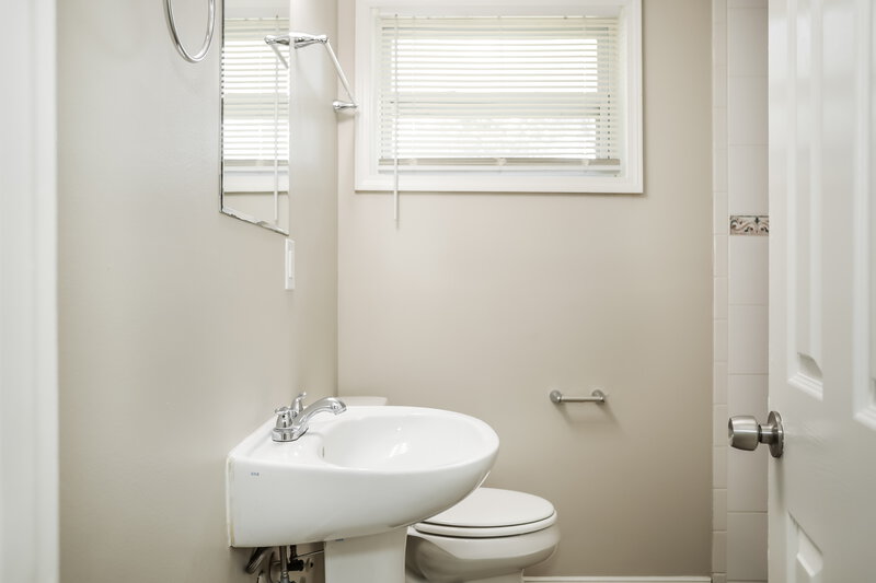 2,130/Mo, 6227 Pine Summit Dr Jacksonville, FL 32211 Bathroom View