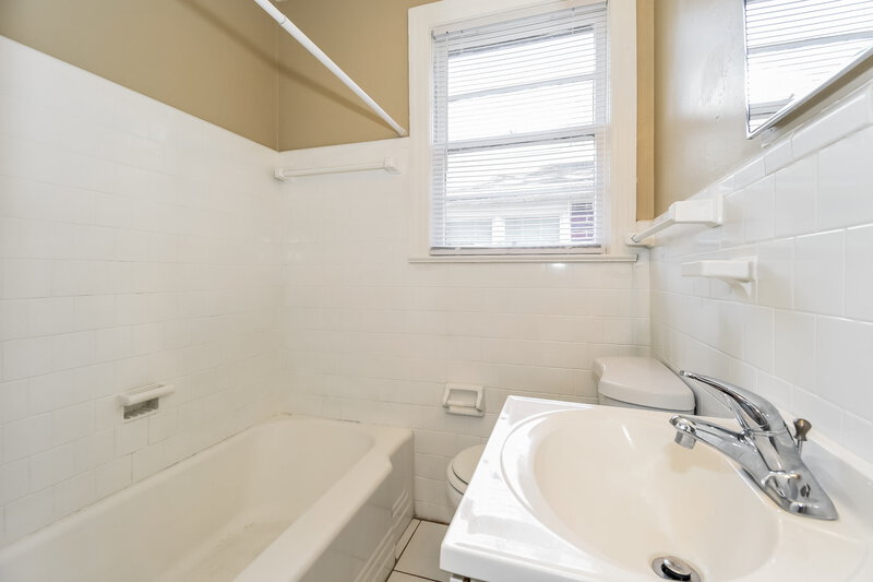 1,170/Mo, 6403 Kathryn Dr Jacksonville, FL 32208 Main Bathroom View