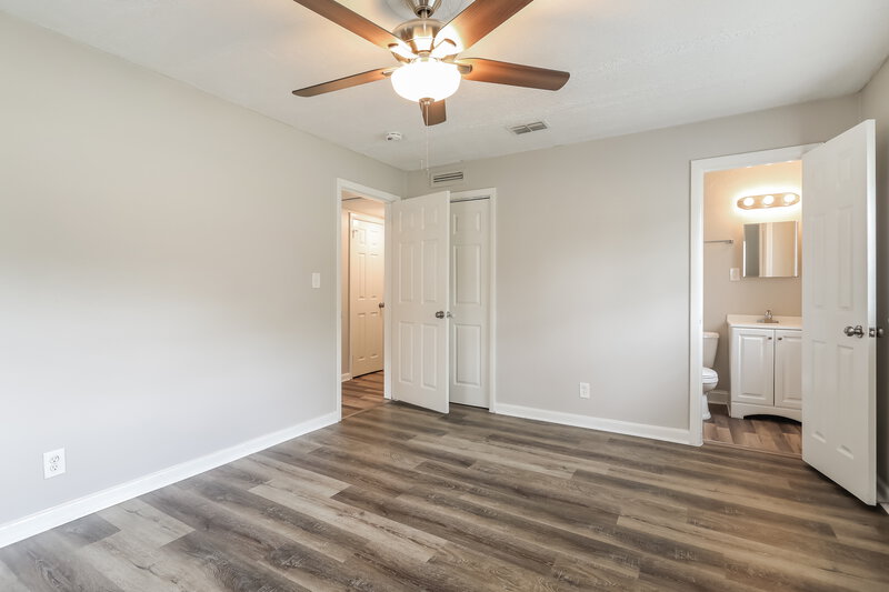 2,200/Mo, 6511 Burgundy Rd S Jacksonville, FL 32210 Main Bedroom View