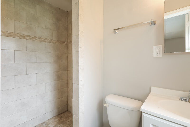 2,200/Mo, 6511 Burgundy Rd S Jacksonville, FL 32210 Main Bathroom View