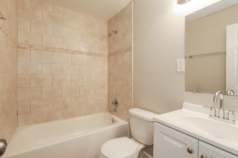 2,200/Mo, 6511 Burgundy Rd S Jacksonville, FL 32210 Bathroom View