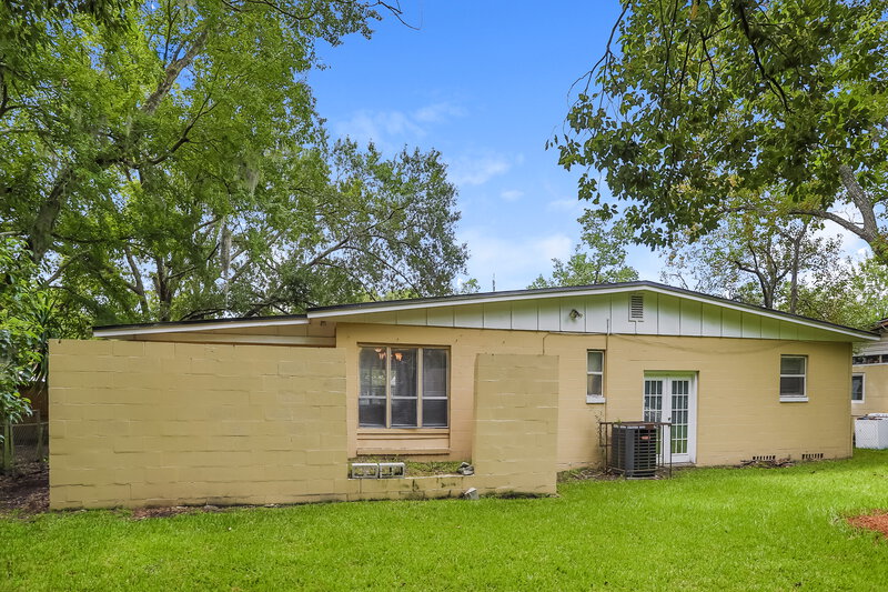 2,200/Mo, 6511 Burgundy Rd S Jacksonville, FL 32210 Rear View