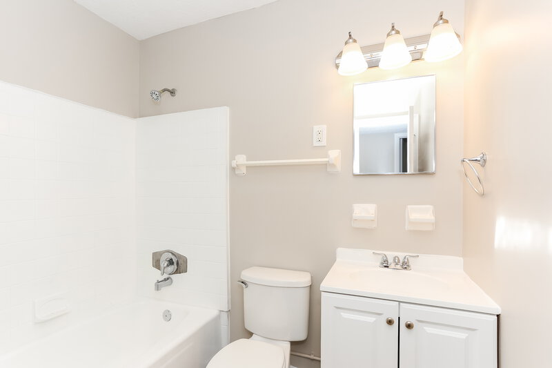 1,520/Mo, 6529 Hugh Ct Jacksonville, FL 32210 Main Bathroom View