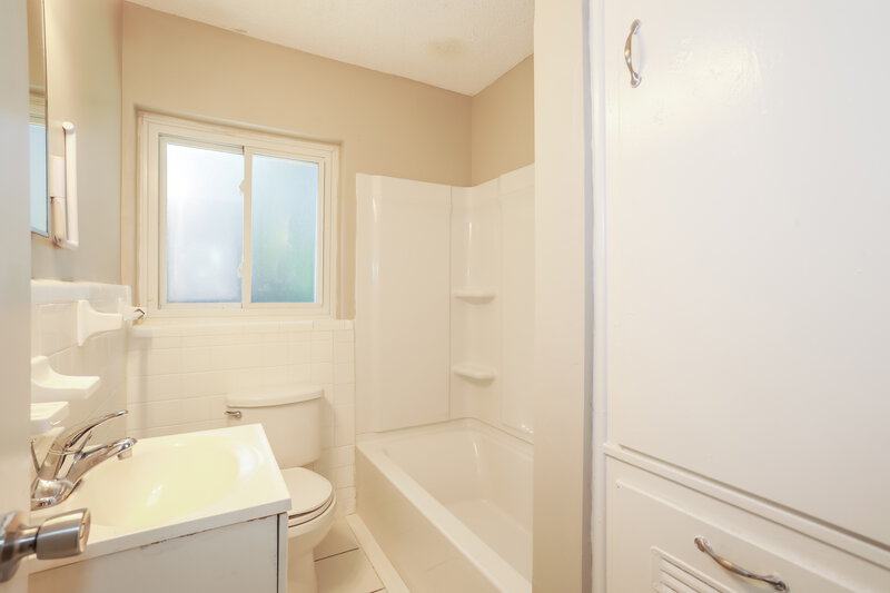 1,510/Mo, 6532 Albicore Rd Jacksonville, FL 32244 Bathroom View