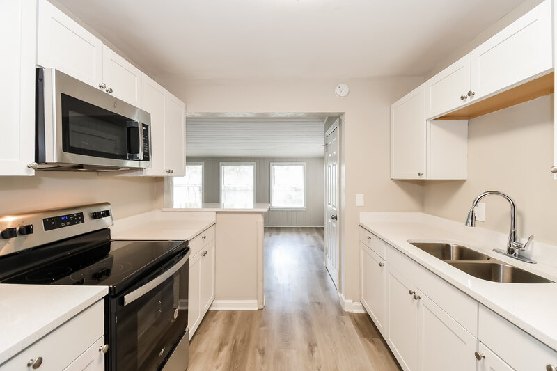 1,495/Mo, 657 Stanwick Rd Jacksonville, FL 32208 Kitchen View 2