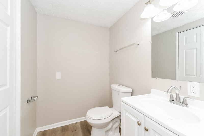 1,495/Mo, 657 Stanwick Rd Jacksonville, FL 32208 Main Bathroom View