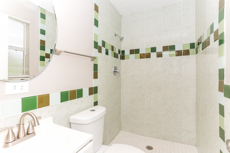 1,400/Mo, 6656 Valiant Dr Jacksonville, FL 32210 Main Bathroom View