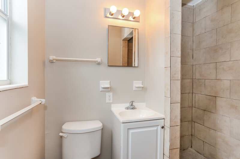 1,415/Mo, 6716 Herst Ln Jacksonville, FL 32210 Main Bathroom View