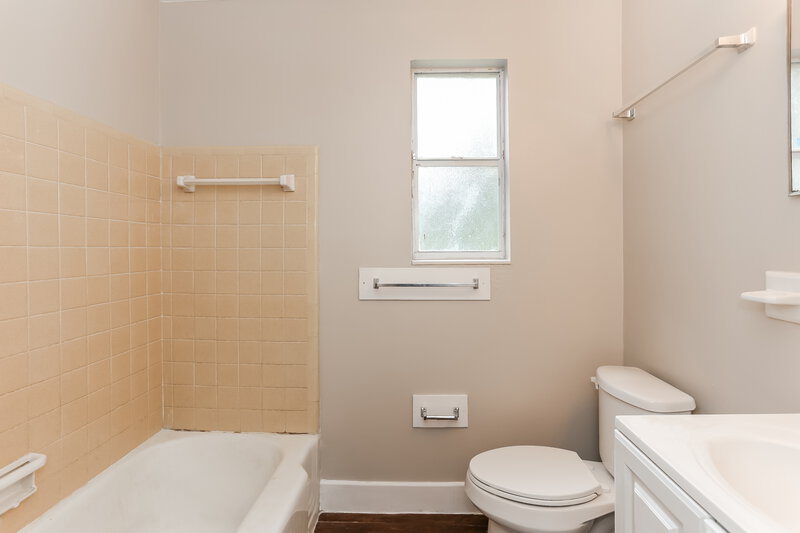 1,415/Mo, 6716 Herst Ln Jacksonville, FL 32210 Bathroom View
