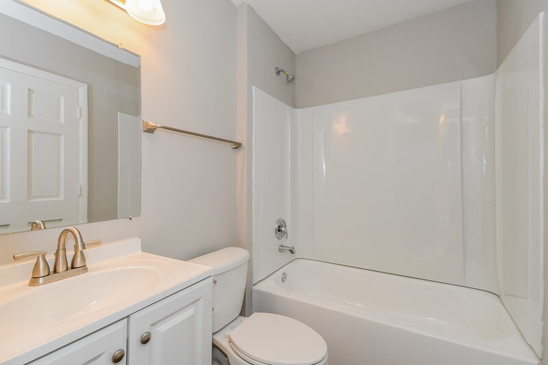 1,595/Mo, 6736 Harlow Blvd Jacksonville, FL 32210 Main Bathroom View