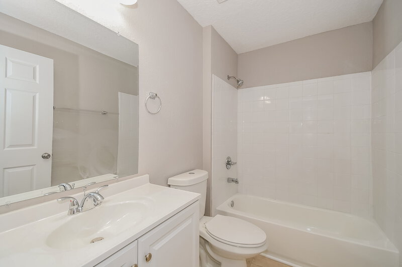 1,320/Mo, 6788 Manotak Oaks Dr Unit 202 Jacksonville, FL 32210 Main Bathroom View