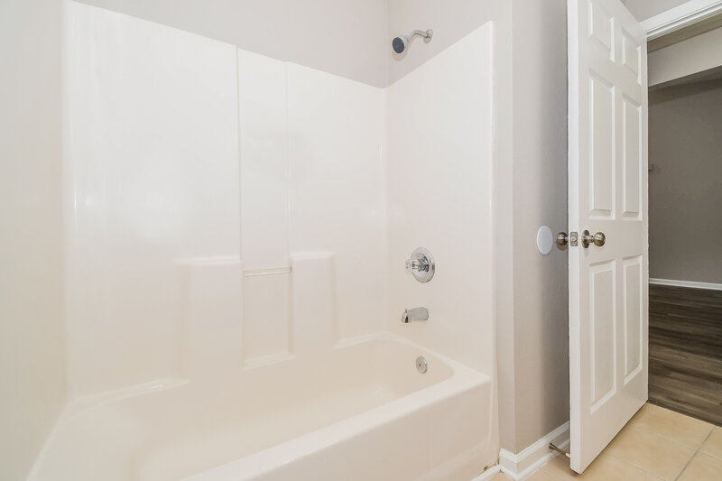 1,320/Mo, 6788 Manotak Oaks Dr Unit 202 Jacksonville, FL 32210 Bathroom View 2