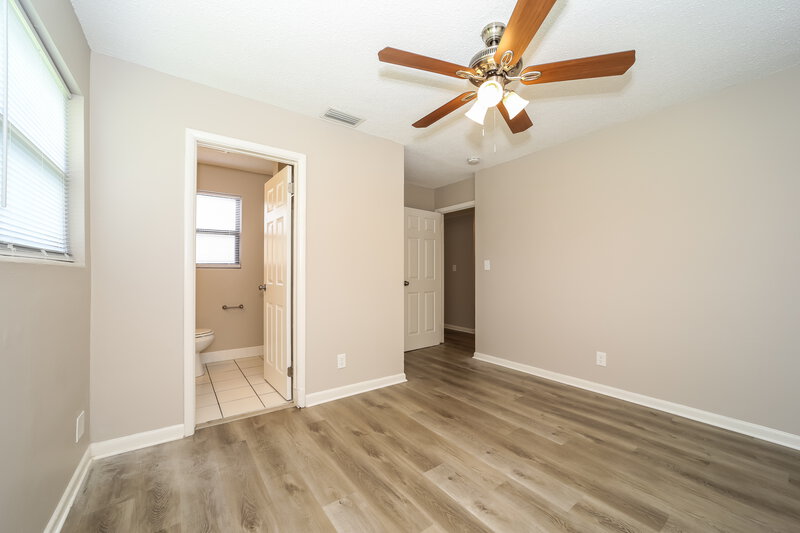 1,565/Mo, 6904 Cherbourg Ave S Jacksonville, FL 32205 Main Bedroom View 2